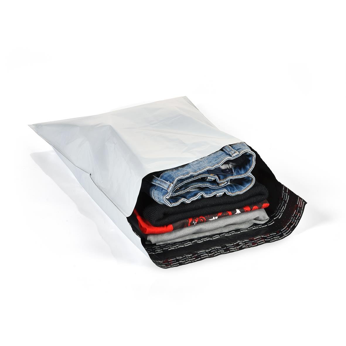 Vit e-handelsbag med dubbla remsor, 50my, 340x420mm, innehåller tvättade jeans och andra varor