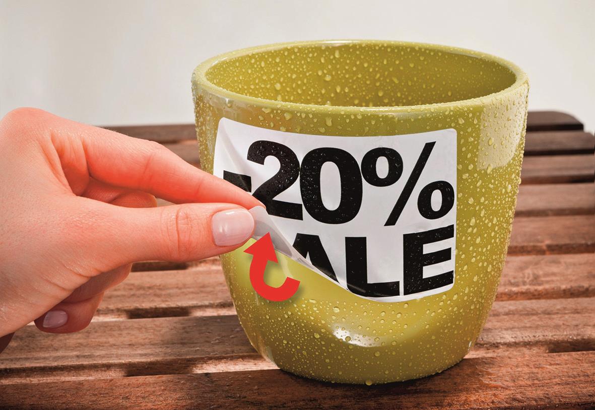 Hand som tar bort en avtagbar laseretikett med 20% rabatt från en gul kruka