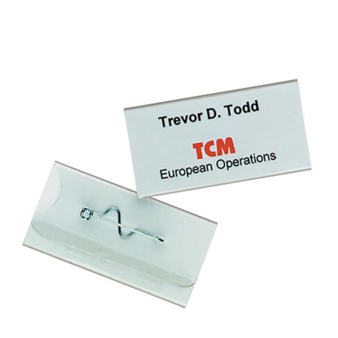 Namnskylt i plast med namn och företag, storlek 60x30 mm, med nål för att fästa på kläder