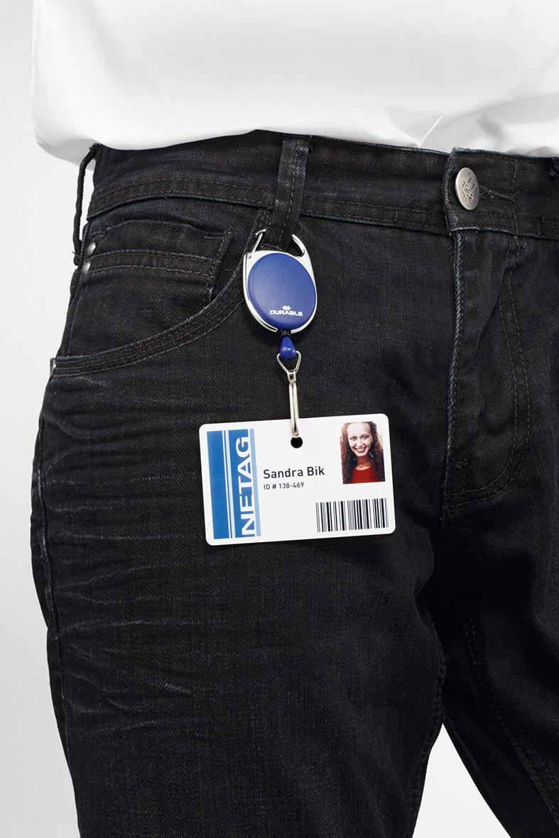 Person i svarta jeans med namnskylt och blå säkerhetskorthake