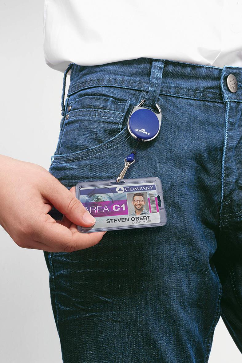 Person med blå Jojo Durable Style 8327 nyckelring och ID-bricka i jeans