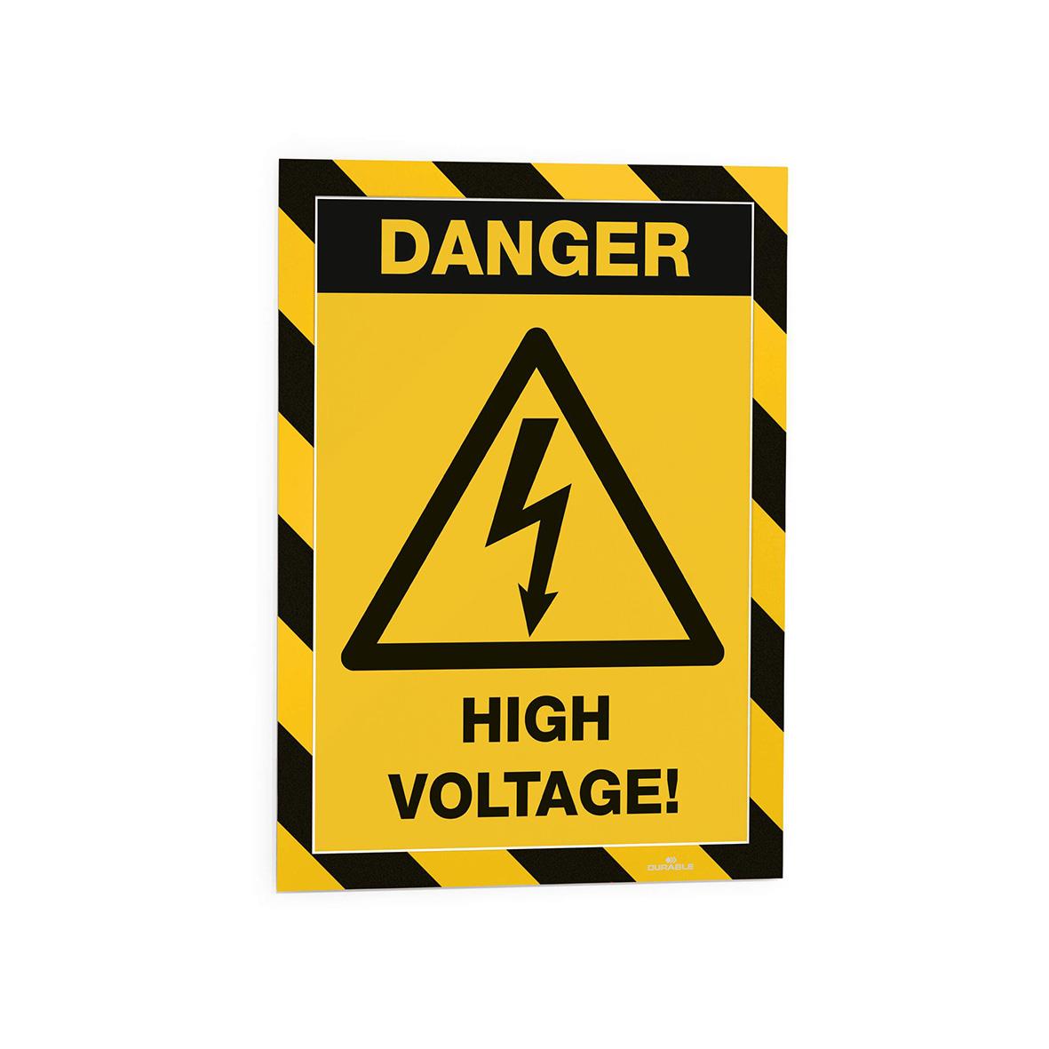 Varningsskylt med gul bakgrund och svart rand, varnar för hög spänning med text DANGER HIGH VOLTAGE och blixtsymbol