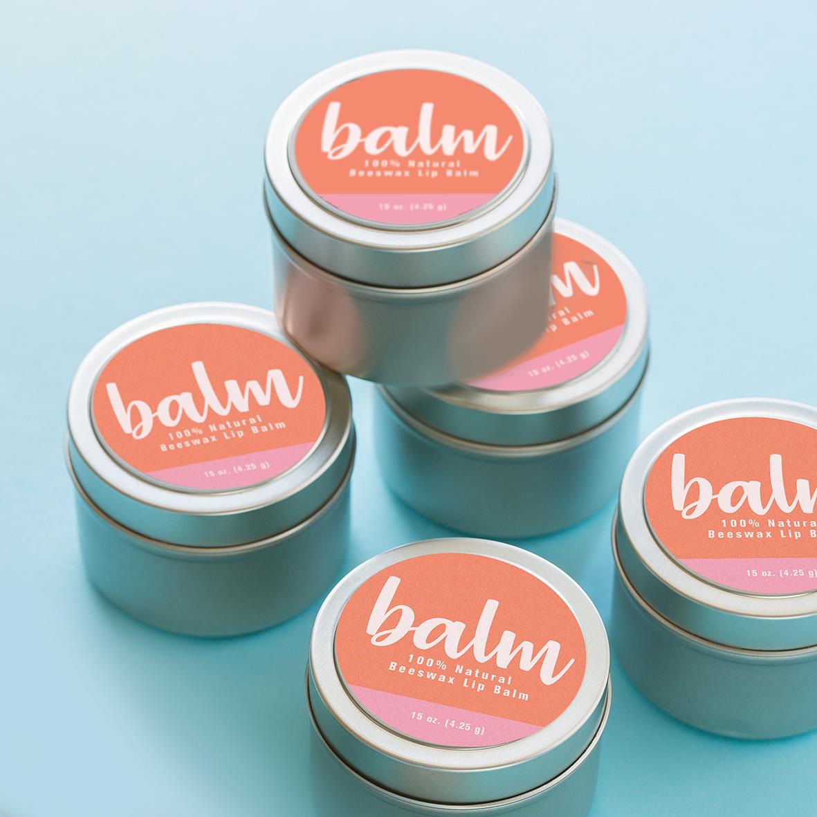 Runda balmläppar i metallburk med rosa etikett och vit text, 60mm diameter