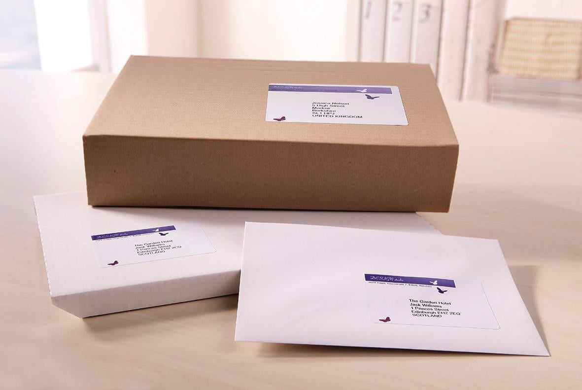 Tre paket med Avery L7165B BlockOut etiketter på ett bord, ett i en stor kartong