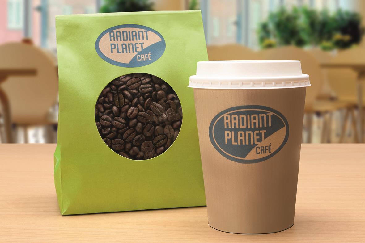 Etikett Avery L7103 Recycle Oval Brun 63,5x42,3mm på kaffepaket och kopp i cafémiljö