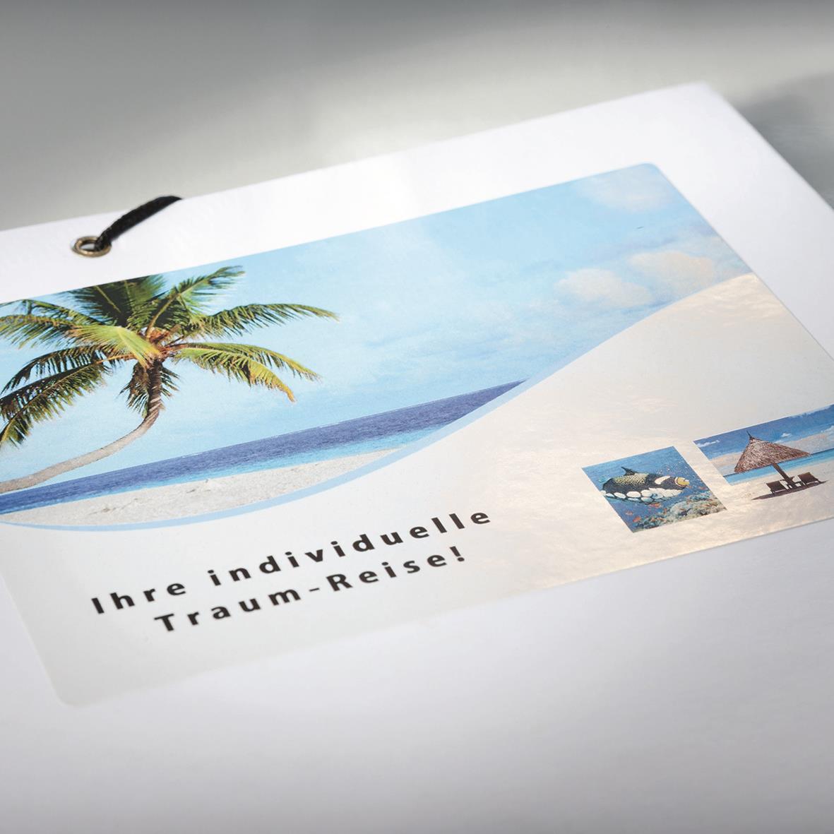 Fotoetikett med bild av en strand med palm, hav och små stugor, text om drömresor