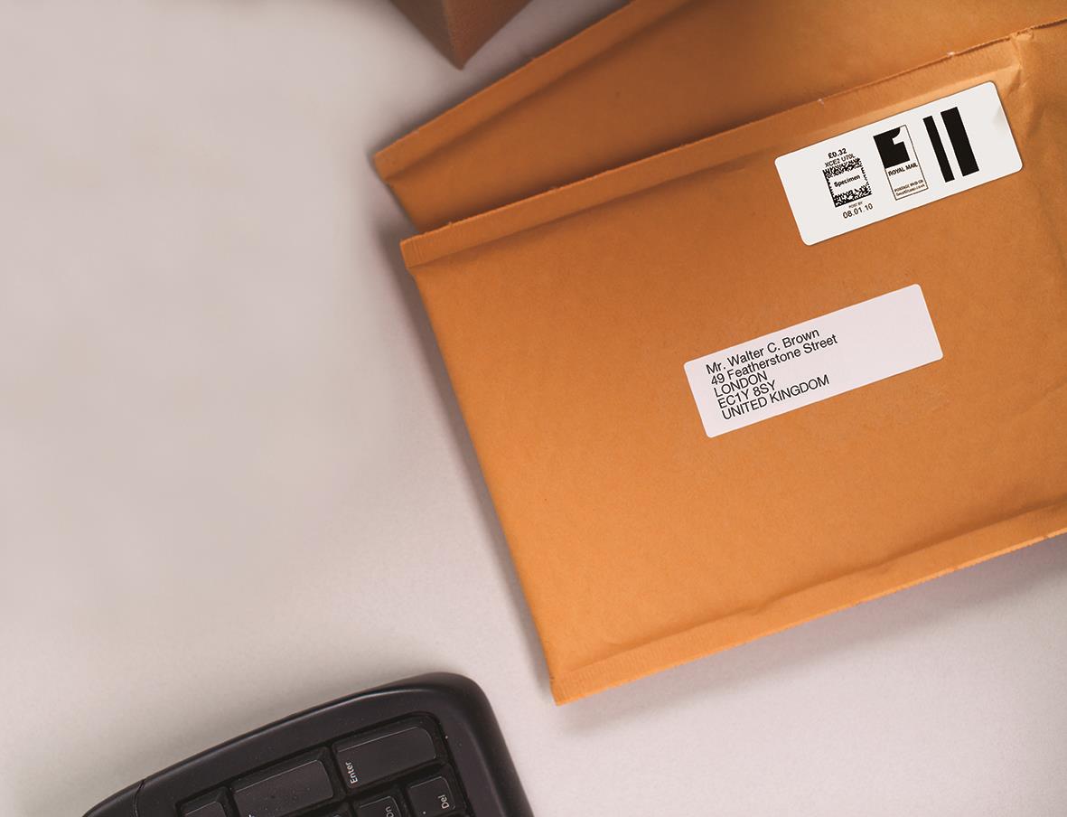 Vit Dymo Labelwriter adressetikett 25x54mm på orange kuvert