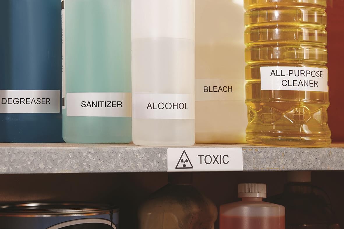 Etikett Dymo LabelWriter Durable Vit 25x54mm på hylla bland rengöringsprodukter