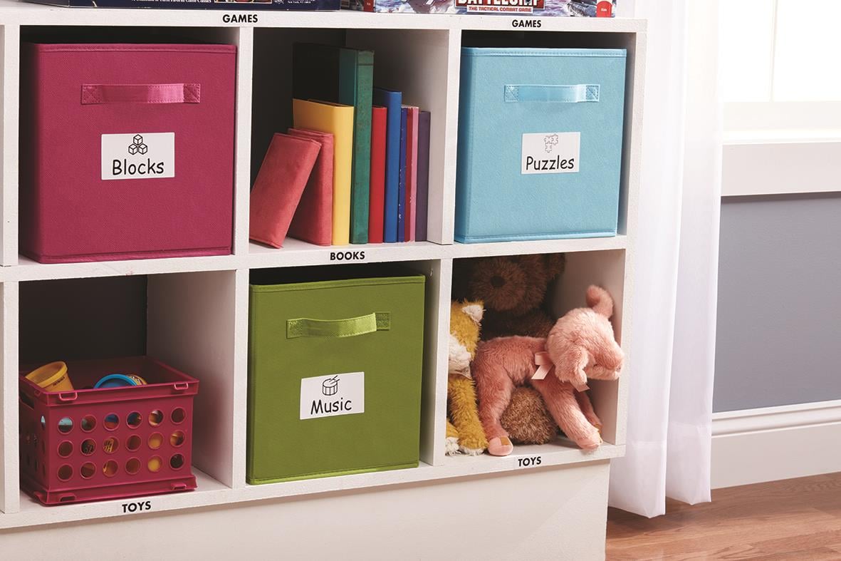 Barnförvaringshyllor med färgade lådor märkta med Blocks, Puzzles, Music och Toys