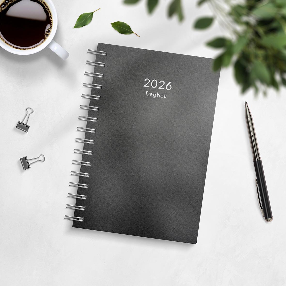 2026 dagbok refill för Almanacka Burde 1020 med spiralbindning på skrivbord med kopp kaffe och penna