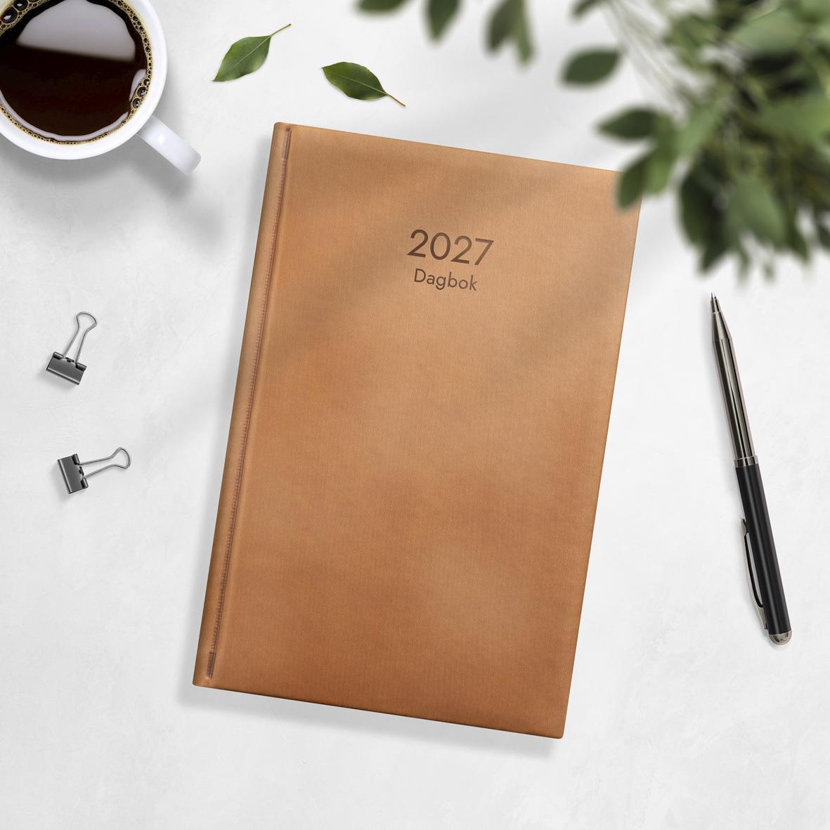 Årsdagbok för 2026 med konstläderomslag i cognacfärg, veckoplanering för augusti, inbunden