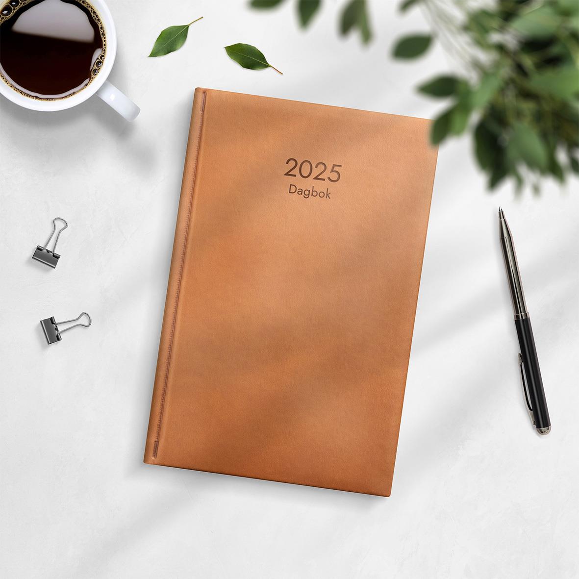 2025 dagbok i konstläder med cognacfärgat omslag, inbunden, för året 2026