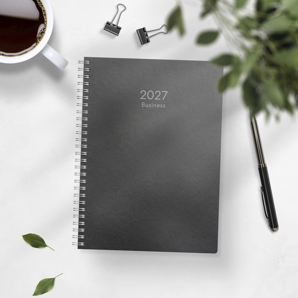 Svart A5 almanacka för 2026 med veckoplanering och datum för augusti