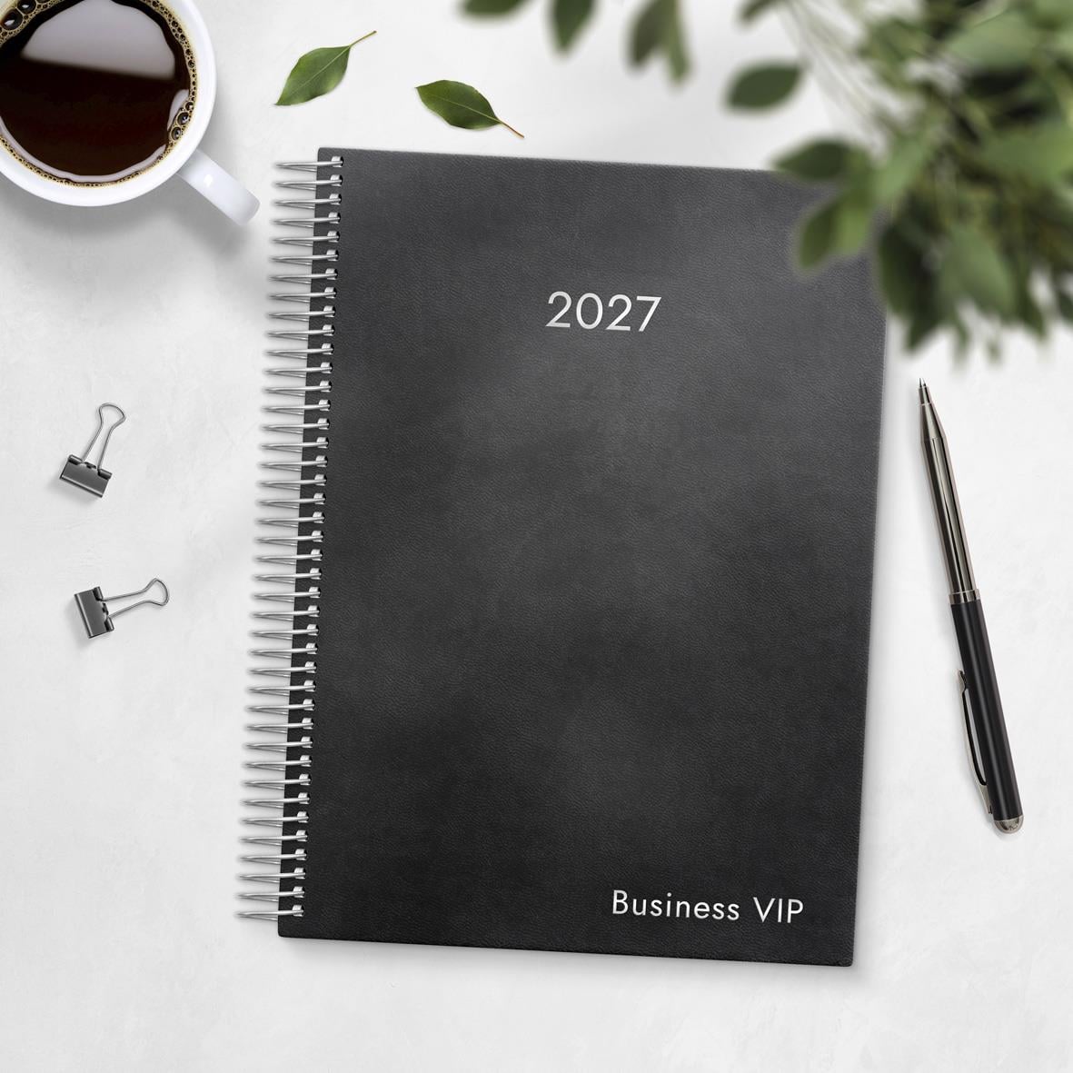 Översikt av en kalender för augusti 2026 med veckonummer och plats för anteckningar i en spiralbunden almanacka