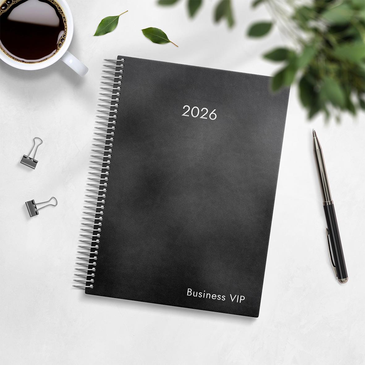 2026 års affärsplaner och VIP-innehåll i en svart spiralbunden almanacka