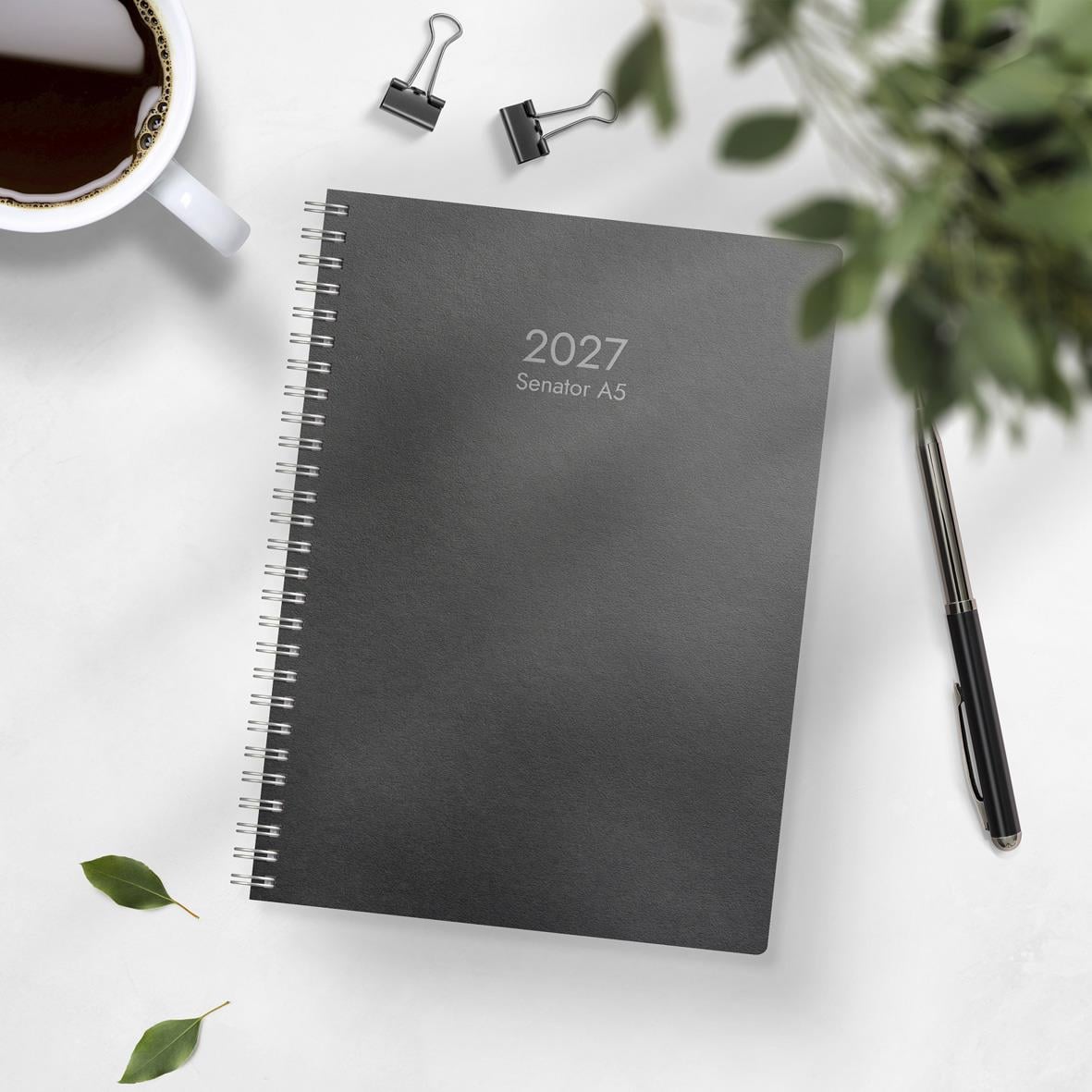 Svart A5 almanacka för 2026 med veckoplanering och datum för augusti