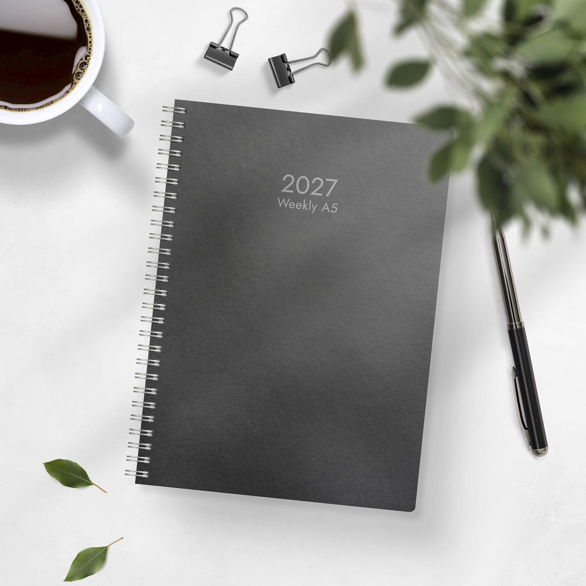 Veckoplanerare för 2026, svart, A5, veckovisa sidor med datum och utrymme för anteckningar