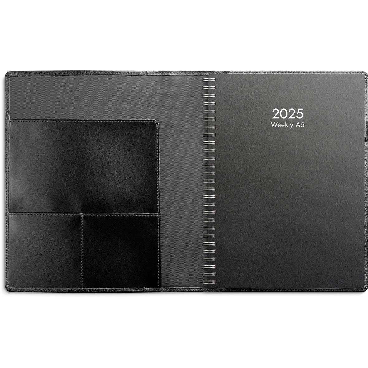 Svart läderalmanacka för 2025 med veckoplanering i A5-storlek