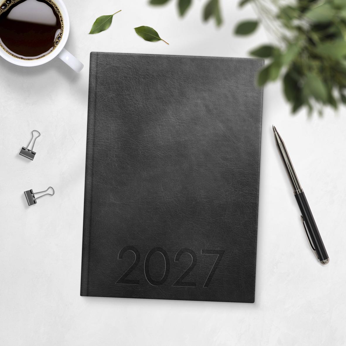 Veckoplanerare för 2026 med konstläderomslag, inbunden A5-format, visar veckovy för augusti med datum och plats för anteckningar