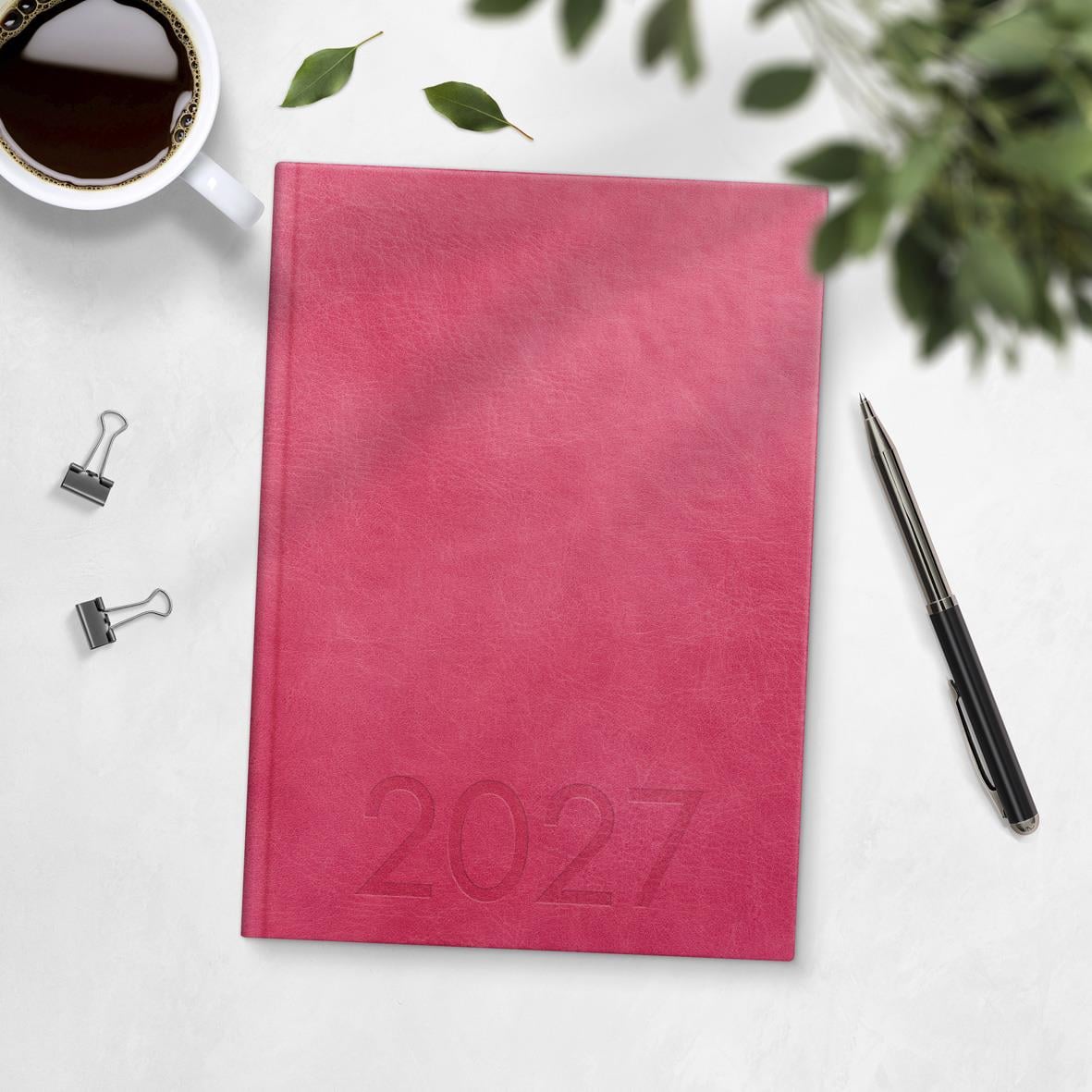 Veckoplanerare för 2026 i rosa konstläder, A5, inbunden, veckodagar och datum