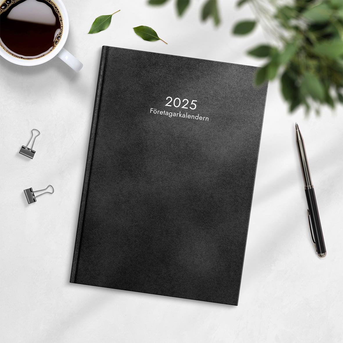 Företagarkalender för 2025 i konstläder med svart omslag och text