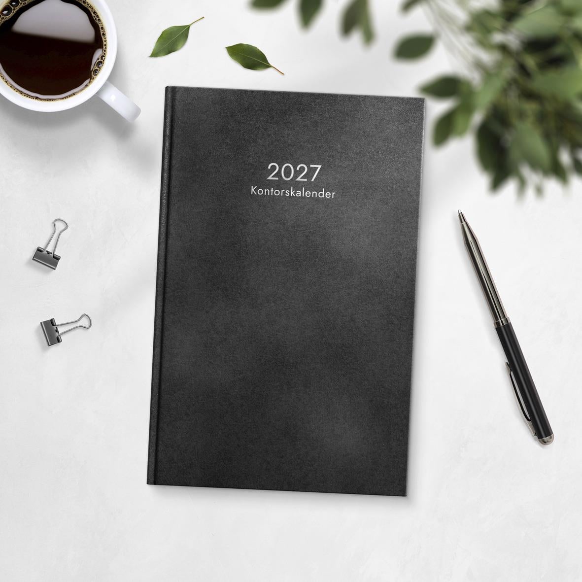 Kontorskalender för 2026 med svart inbunden omslag, veckoplanering och plats för anteckningar