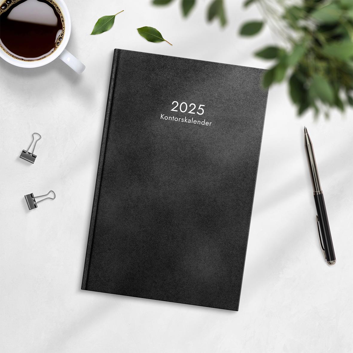 Svart inbunden kontorskalender för 2026 med 2025 års kalender på omslaget
