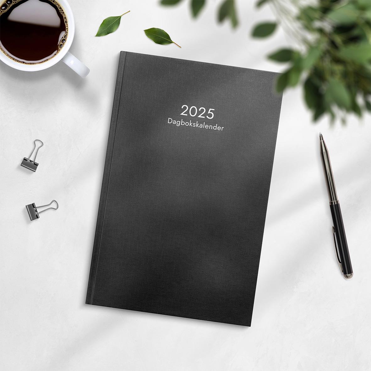 2025 dagbokskalender med refiller för 2026 på vit bakgrund med penna och kopparfärgad klämma