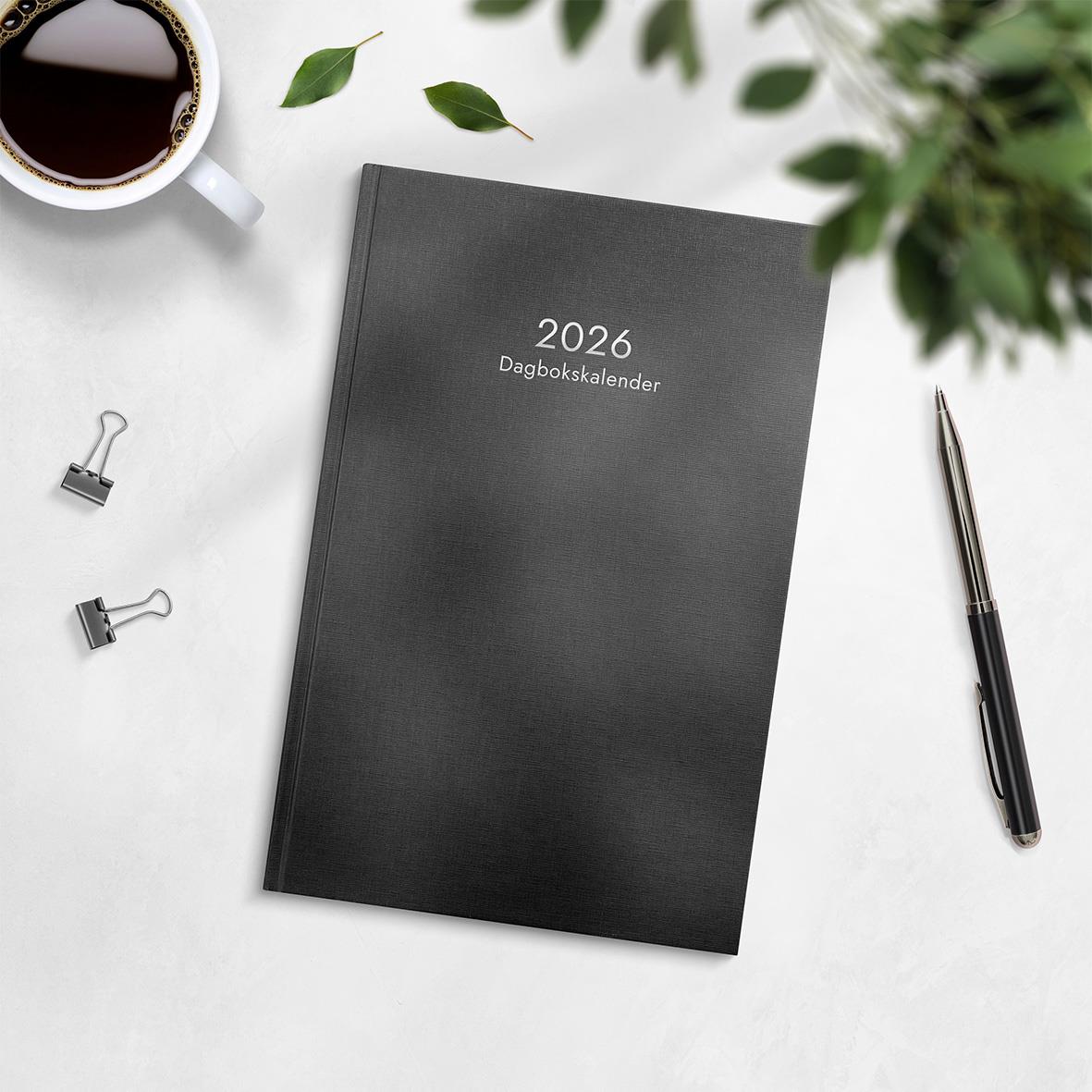 2026 dagbokskalender refill för Almanacka Burde 1080 på vit bord med penna, klämmor och växt