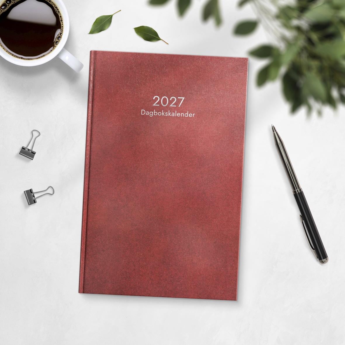 Röd inbunden dagbokskalender för 2026 med veckovisa sidor och plats för anteckningar