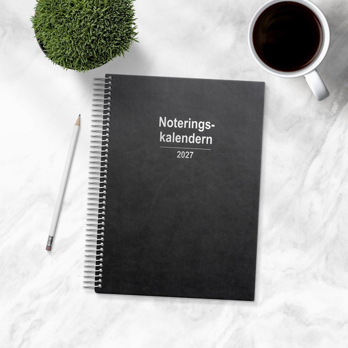 Öppen noteringskalender för augusti 2026 med veckodagar och datum, spiralbindning, konstläder