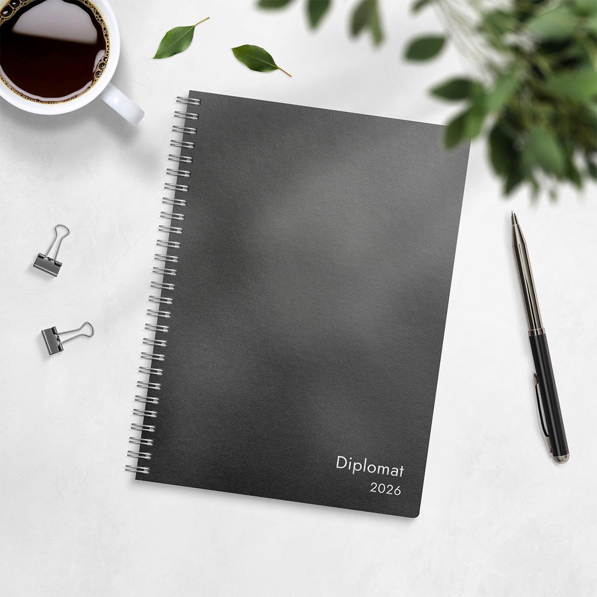 Svart Almanacka Burde 1180 Diplomat Refill Kalendersats 2026 på vit bakgrund med pen och klämmor
