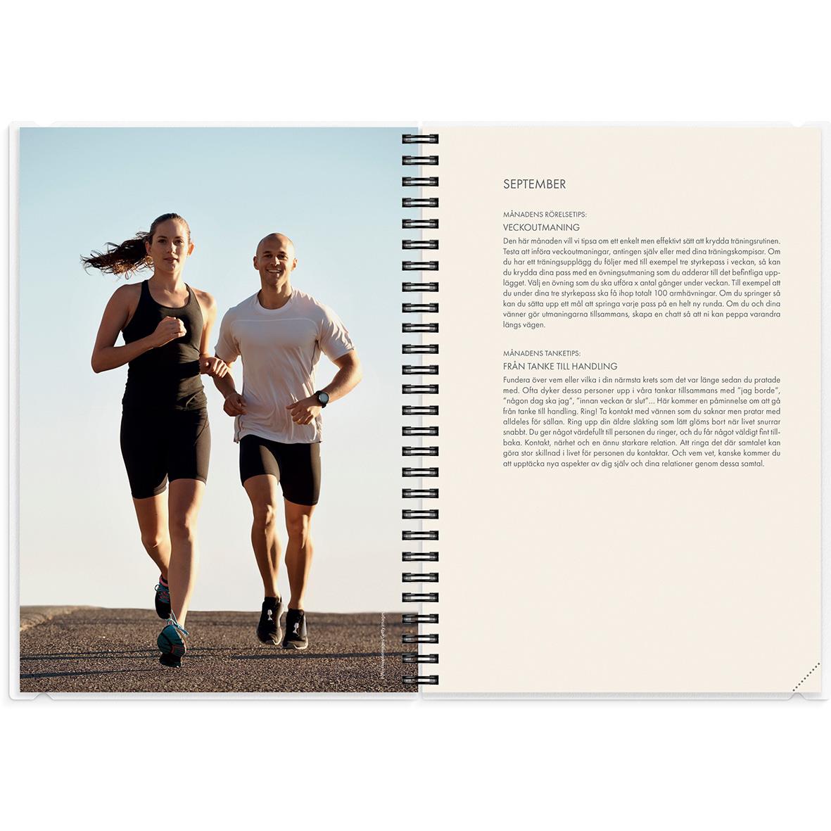Träningskalendern 2026 A5 med bild av man och kvinna som springer