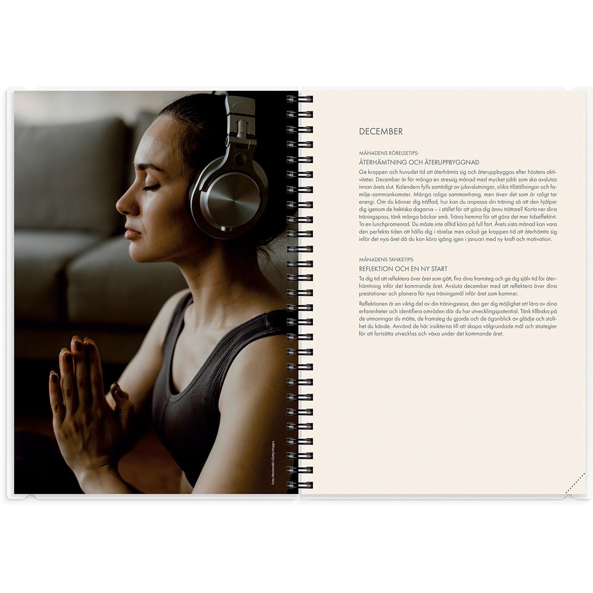 Kvinna med hörlurar mediterar eller koncentrerar sig, sittande inomhus