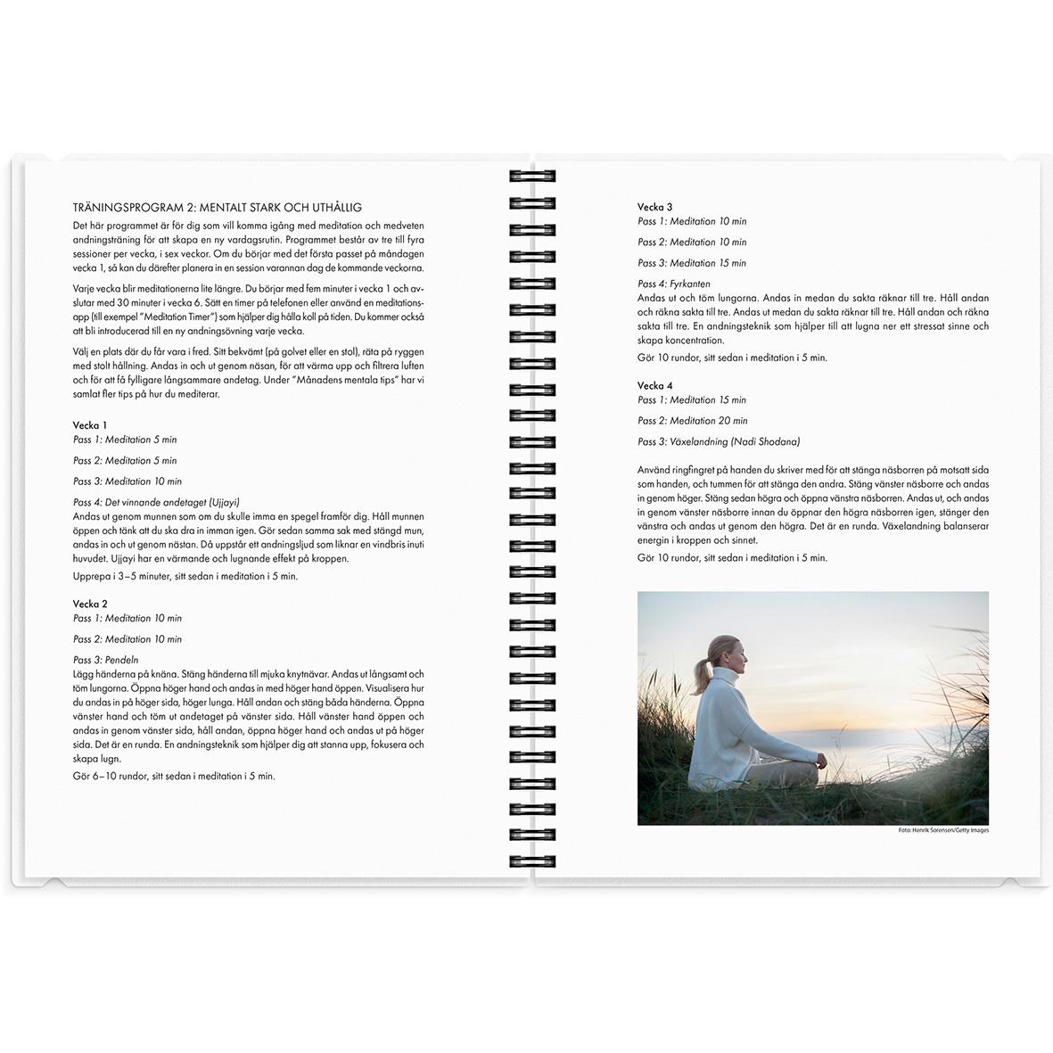 Träningskalender för 2026 i A5-format med veckovisa träningsprogram och plats för anteckningar, med bild på en person som mediterar utomhus.