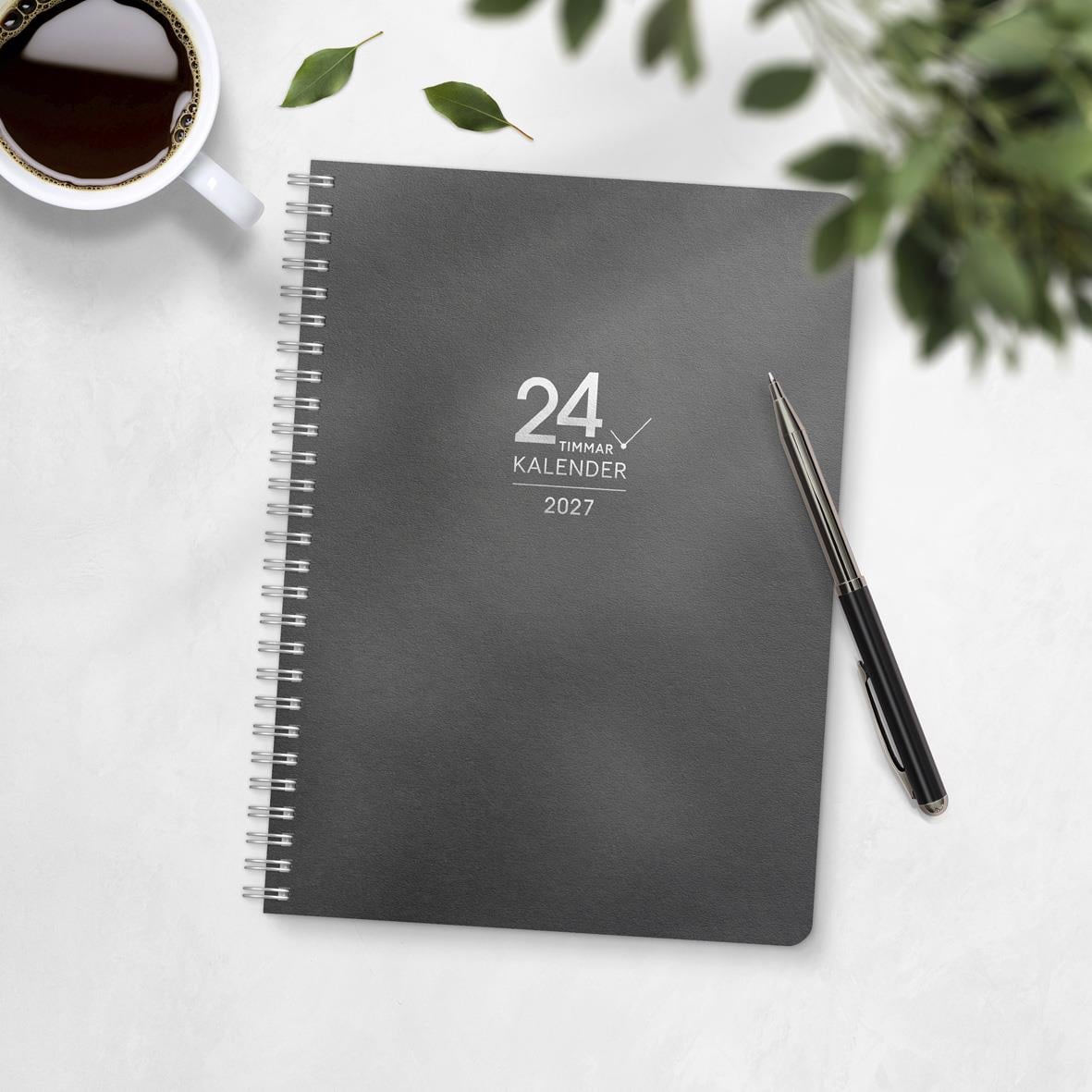 Öppnad 24-timmars kalender för augusti 2026 i A5-format med veckodagar och datum