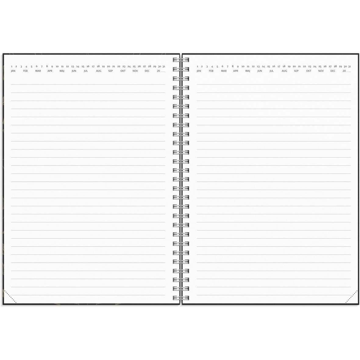 A5 24-timmars kalender för 2026 med spiralrygg, omgiven av en kopp kaffe, bläckpenna och klämmor på ett vitt bord