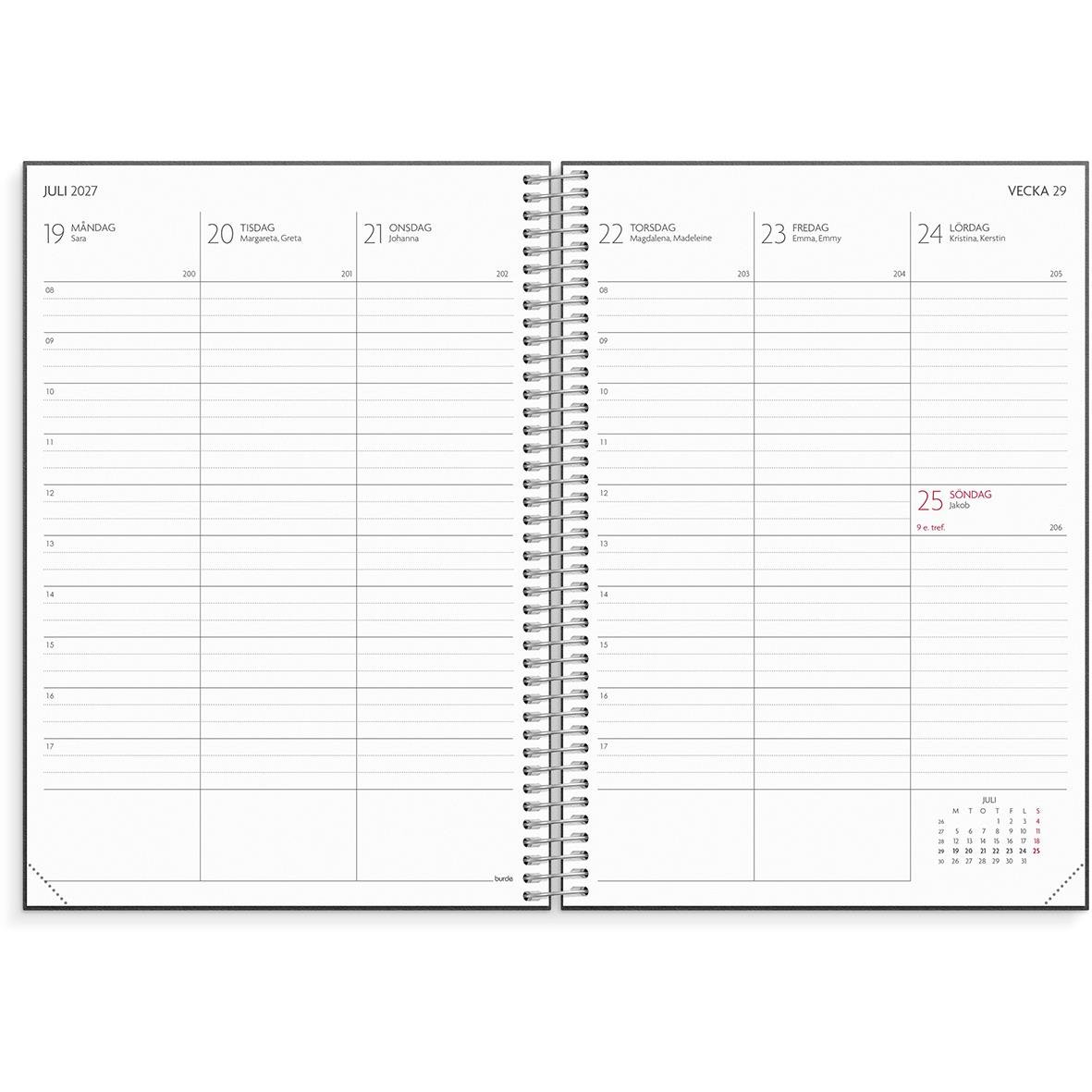 Lärarkalendern 25/26 i svart spiralbunden A5-format på skrivbord med kopp kaffe, bläckpenna och gröna växter