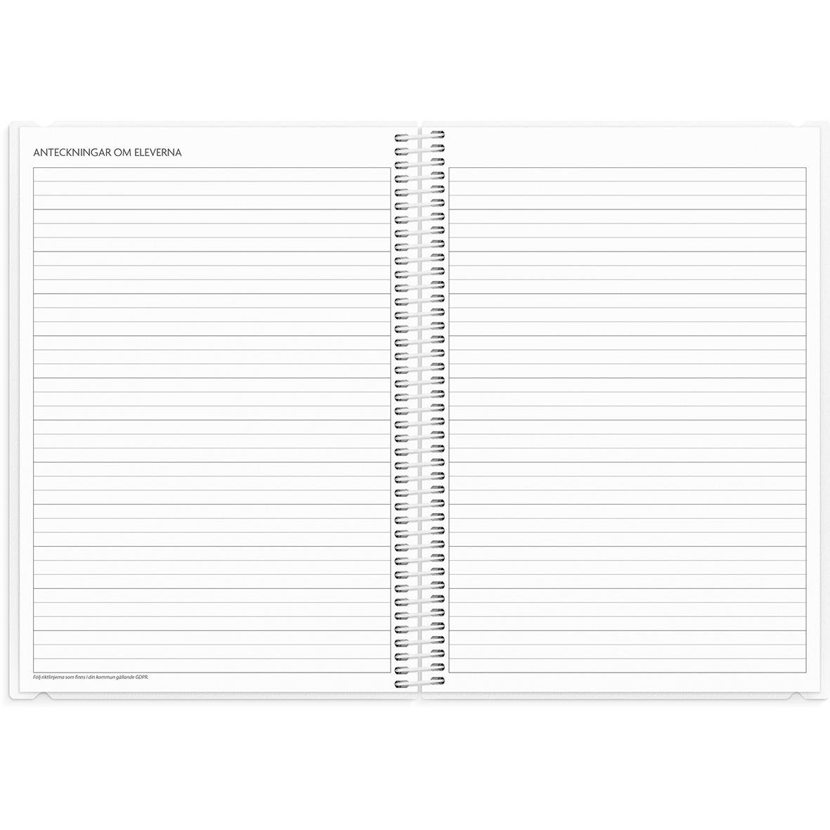 Öppnad lärarkalender med plats för anteckningar om elever, datum och kommentarer, A5-format för skolåret 2025-2026