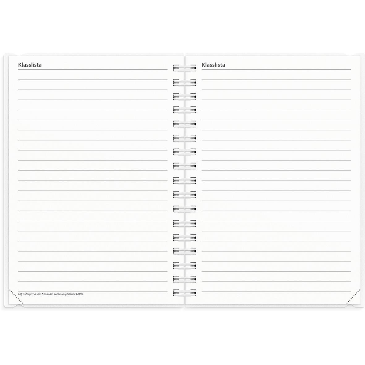 Öppen loggkalender med klasslistor för 2025-2026 i A6-format