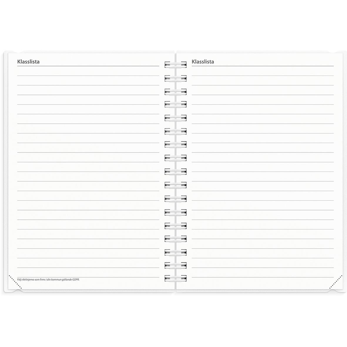 Öppen loggkalender med klasslistor för 2025-2026 i A6-format