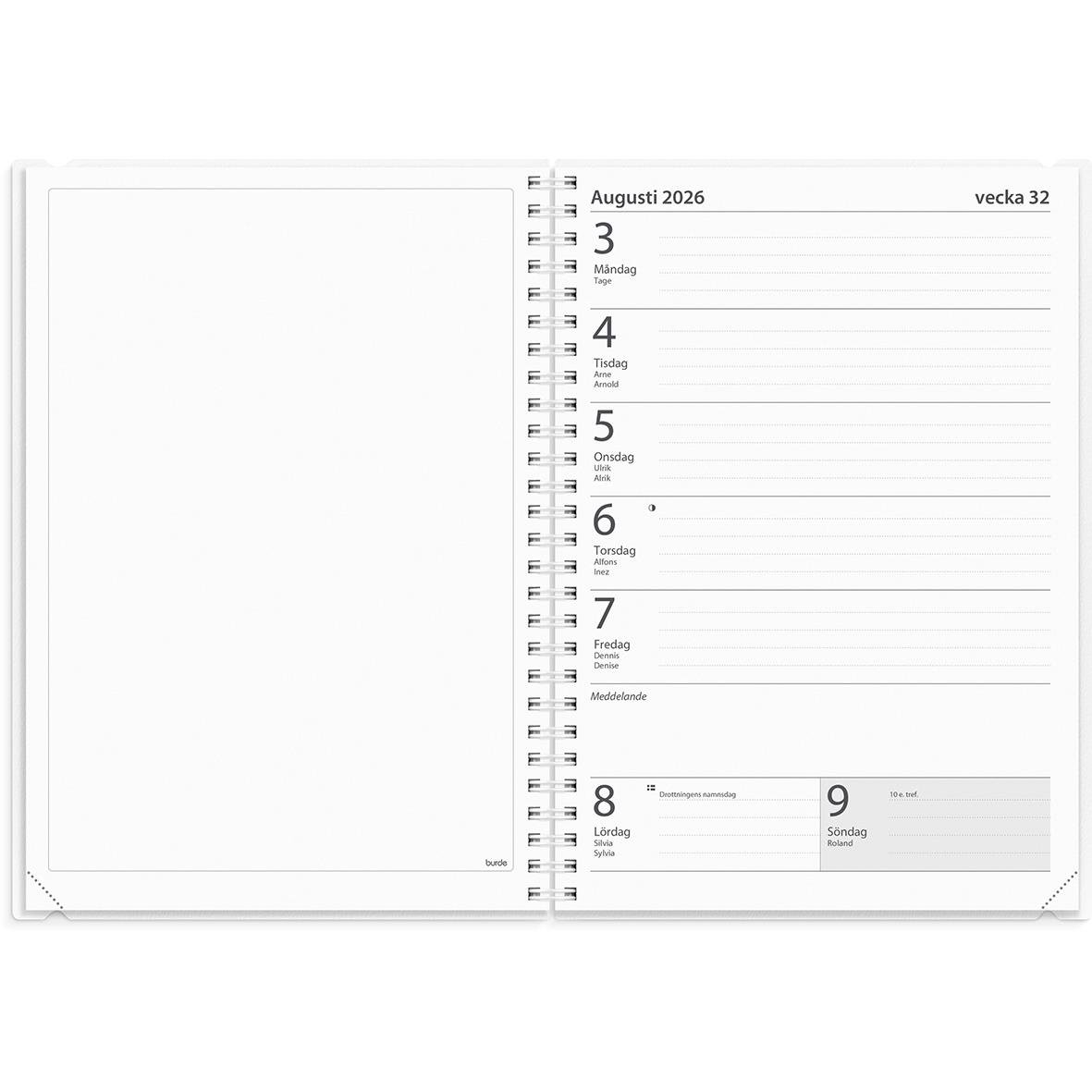 Loggkalender 2023-2024 i A5-format med grönt omslag, omgiven av kontorsmaterial och en kopp kaffe