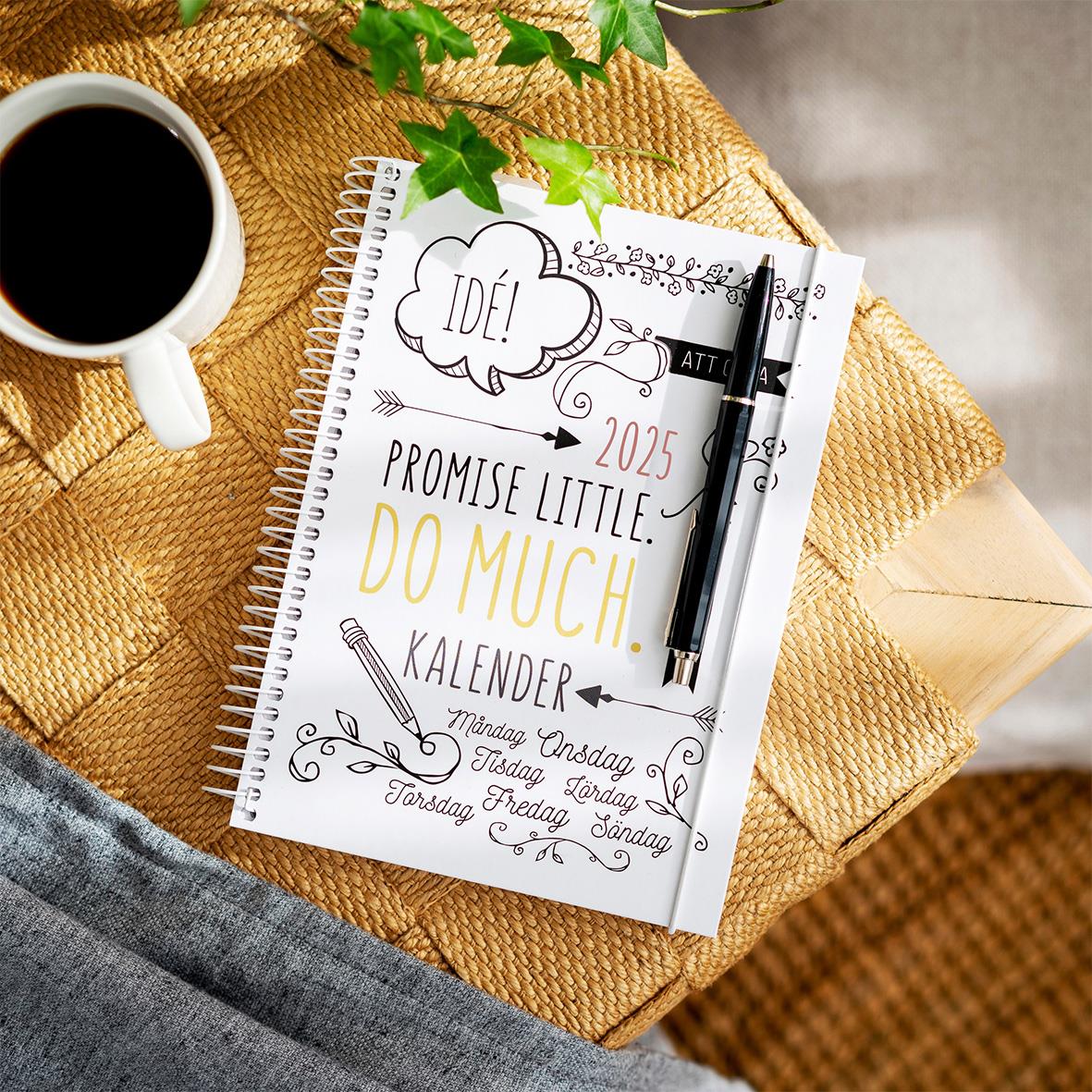 Veckoplanering i almanacka med penna, kopp kaffe och växt på bord