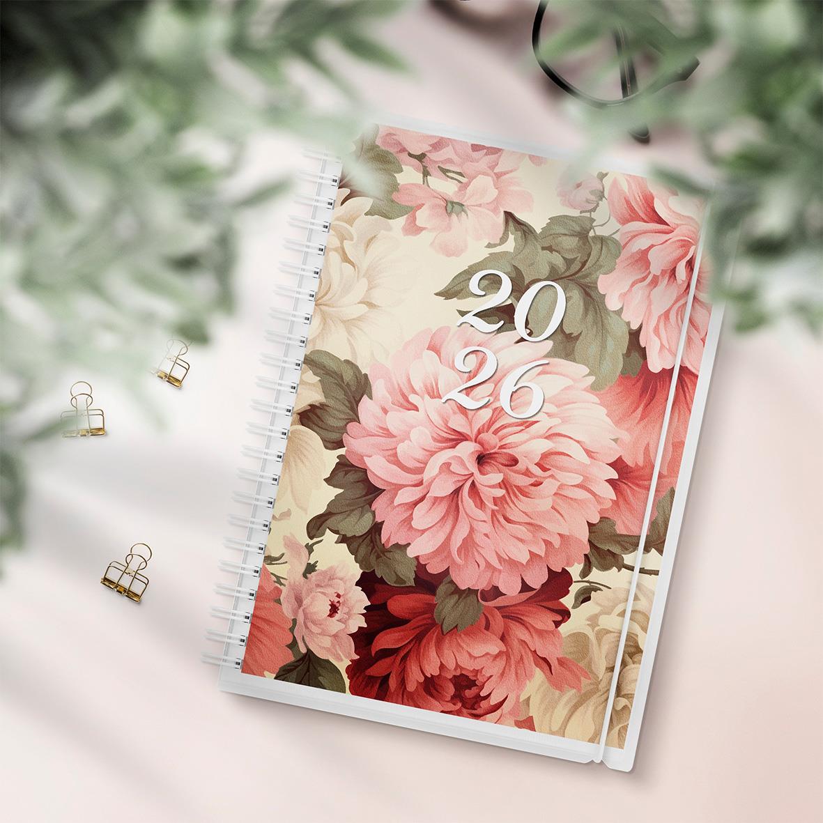 Årsalmanacka 2026 med blommönster och spiralbindning, A5-storlek, omslag med rosa och gröna nyanser