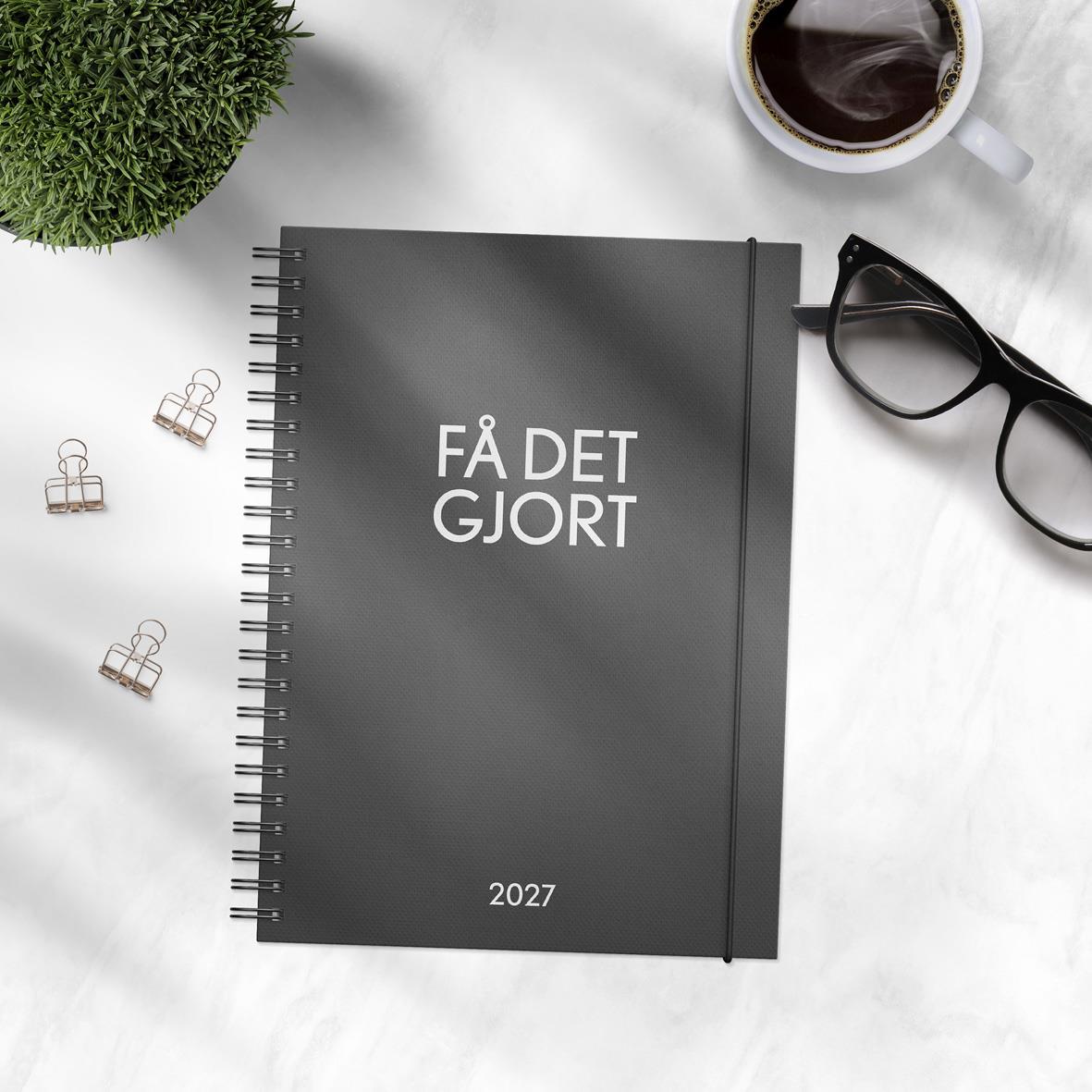 Svart almanacka för 2026 med rubriken Få det gjort och plats för anteckningar