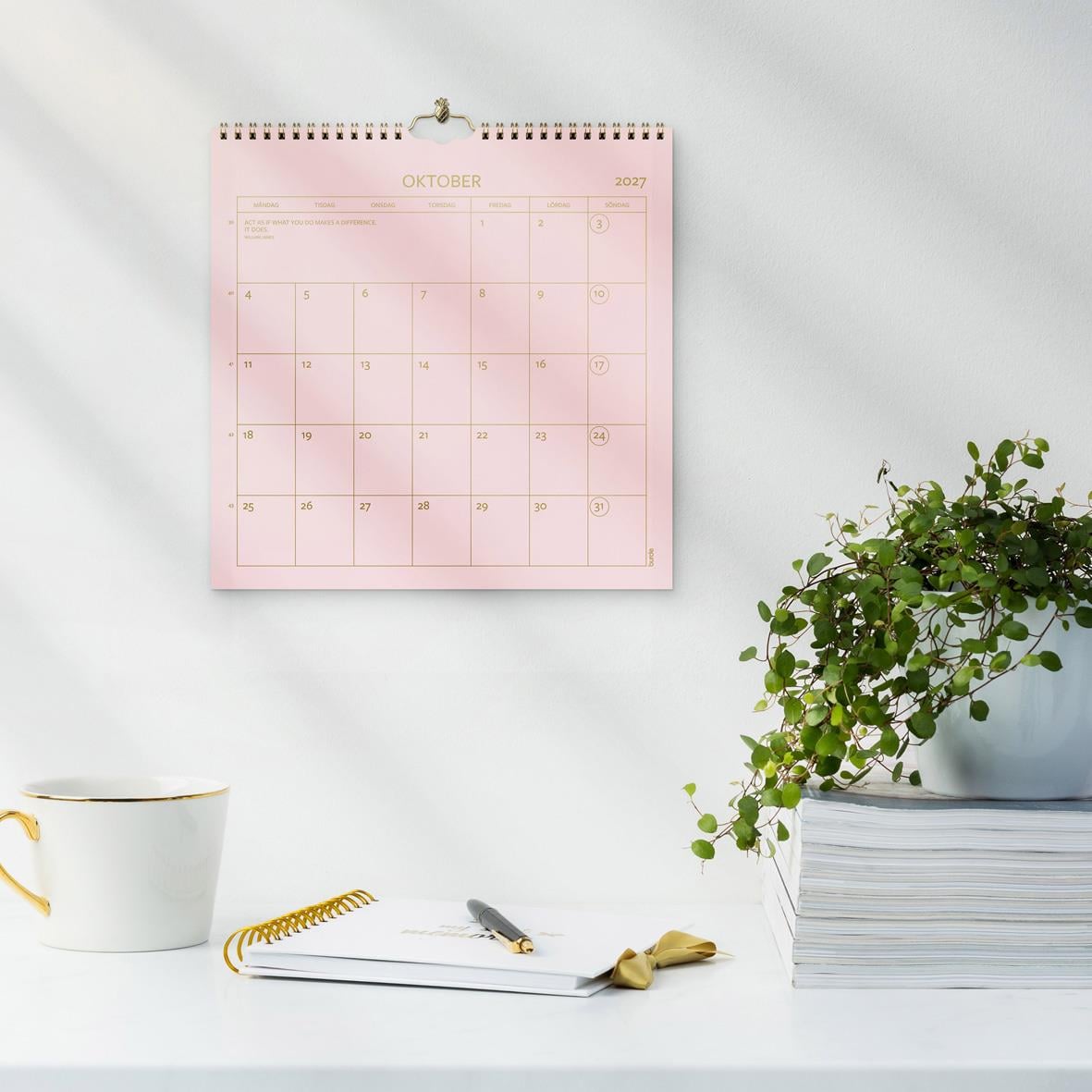 Väggkalender för september 2026 med färgglad design och datum för varje dag