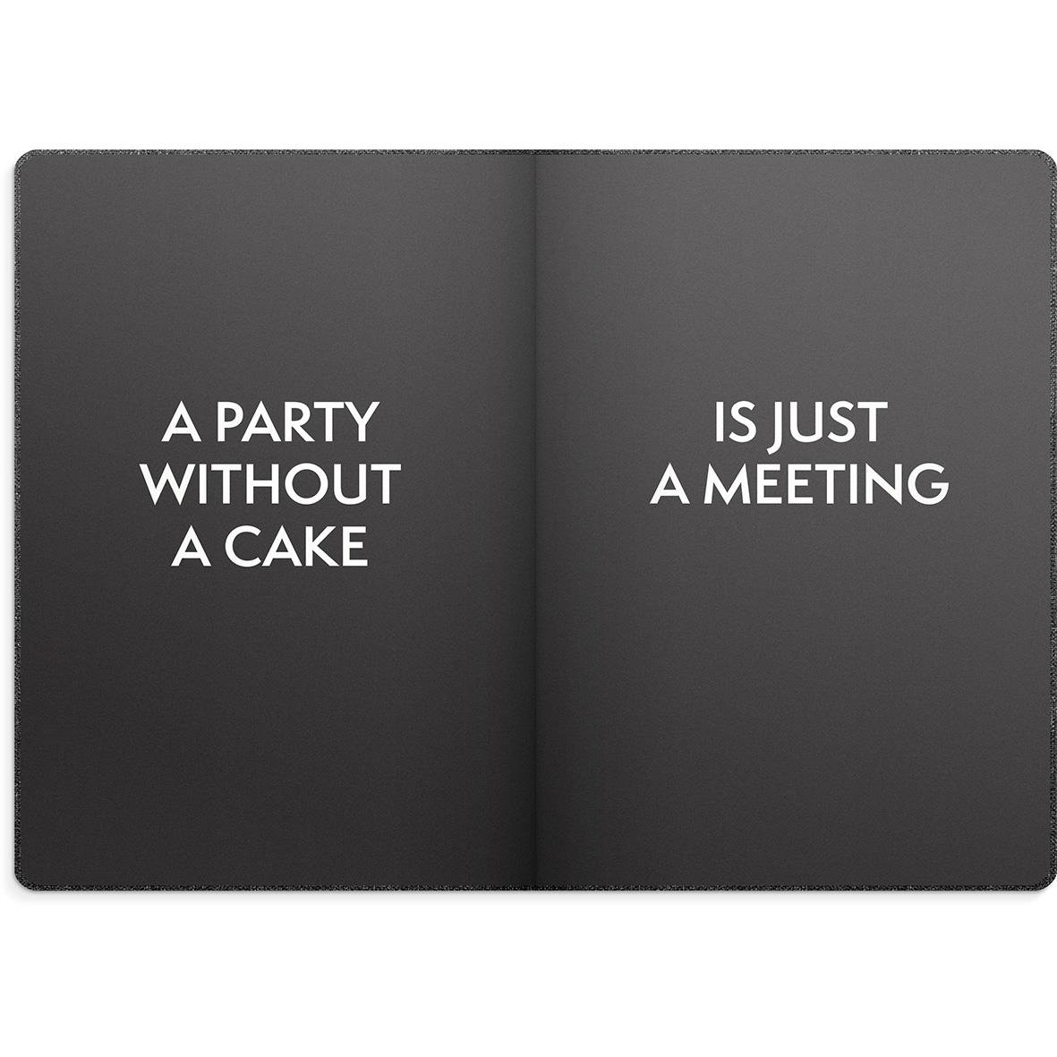 Öppnad mötesjournal med text A PARTY WITHOUT A CAKE IS JUST A MEETING på vänster sida och på höger sida