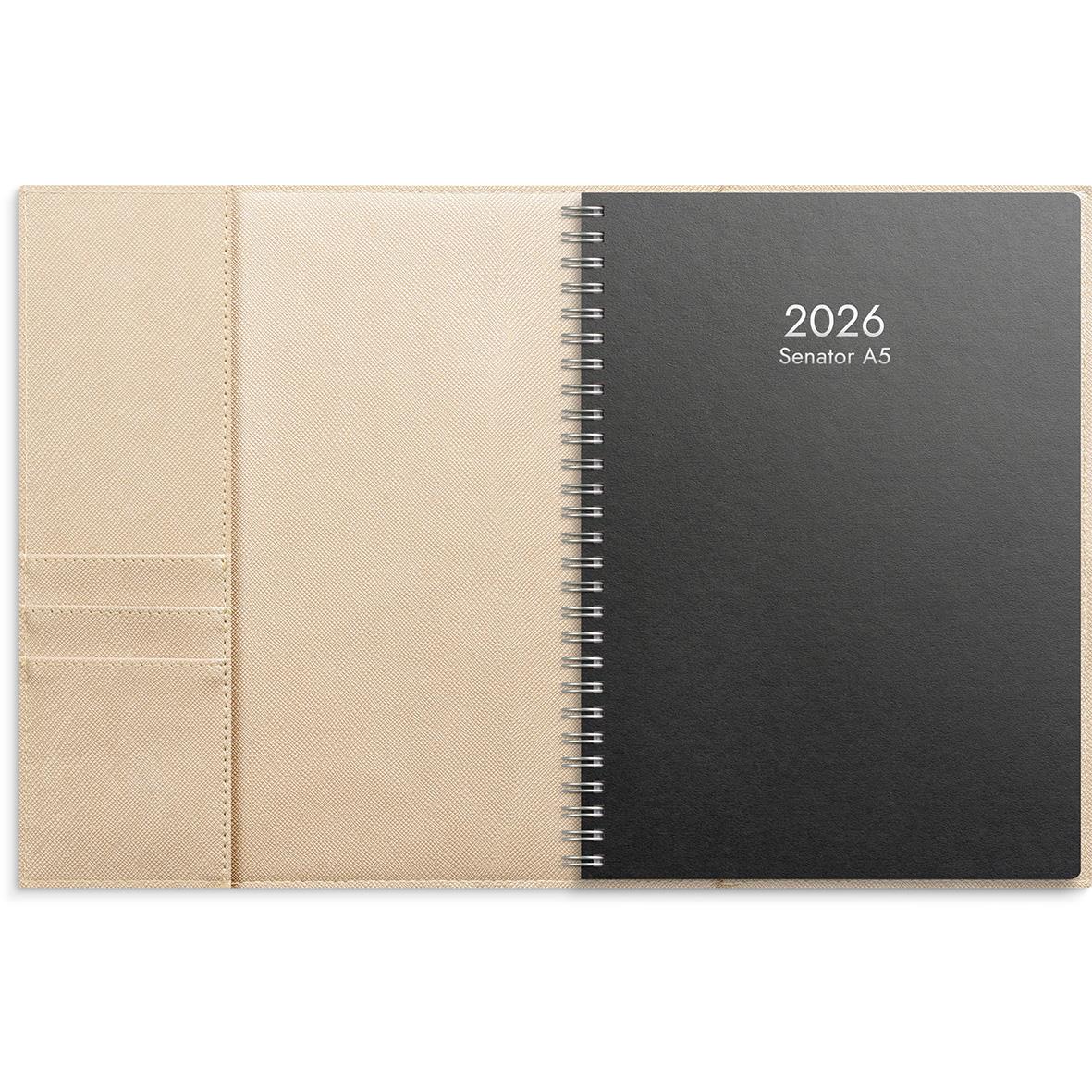 Beige A5 Almanacka med konstläder, spiralbunden för 2026, modell Amelia, Senator