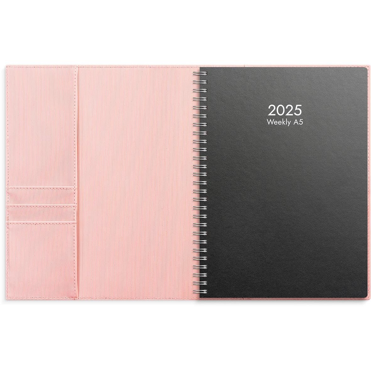 Rosa konstläderalmanacka för 2025 med veckoplanering i A5 storlek