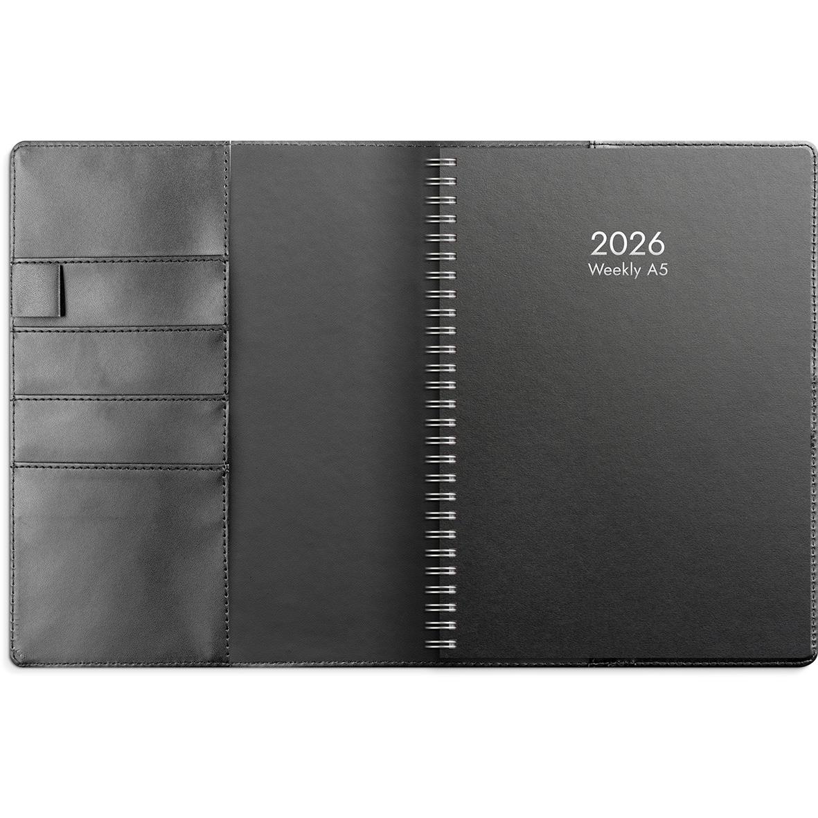 Svart konstläderalmanacka för 2026 med veckoplanering och slejf, A5-storlek